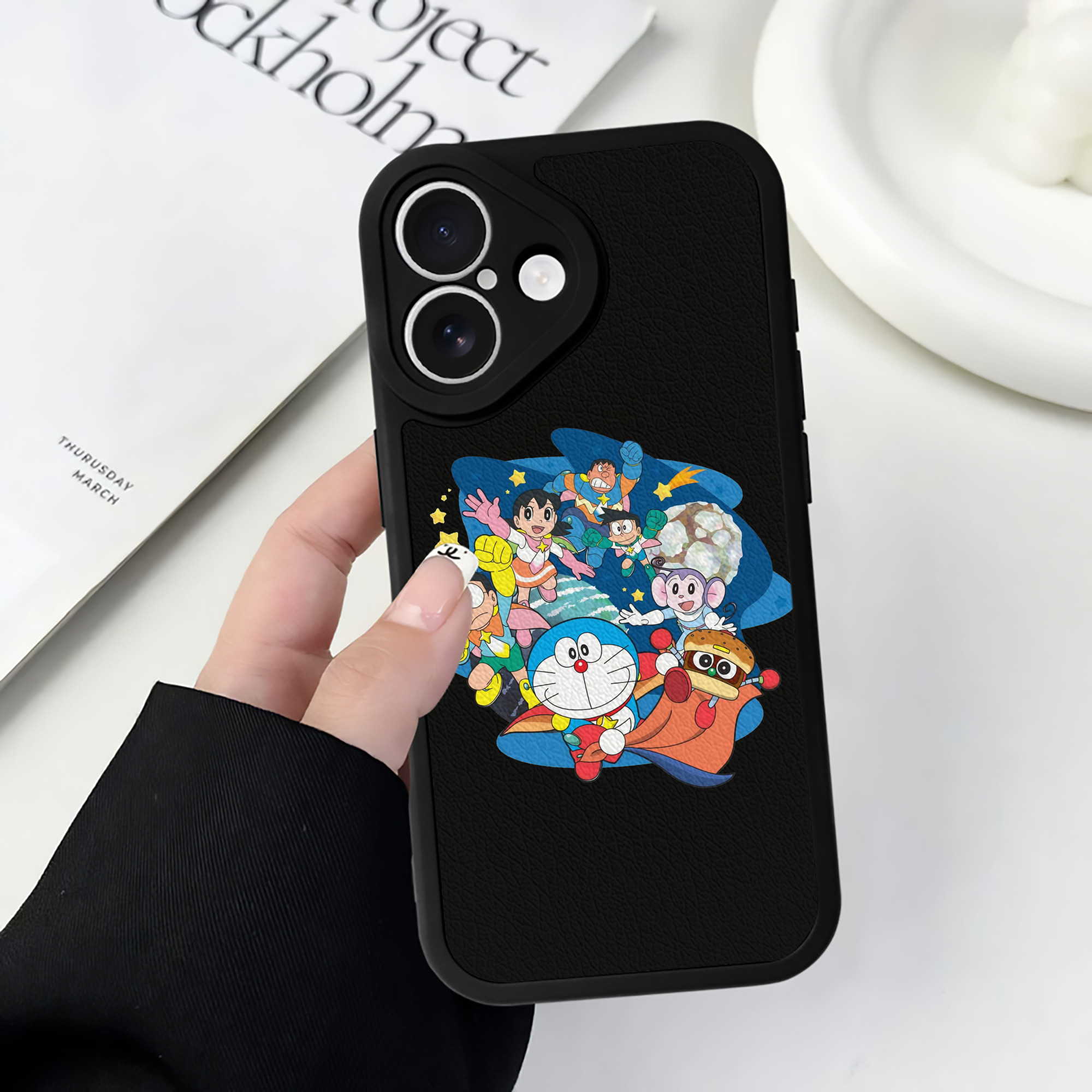 （画像用） ドラえもん Doraemon 【iPhone 16シリーズ対応】シリコンスマホケース（レザー調） 材質：シリコン